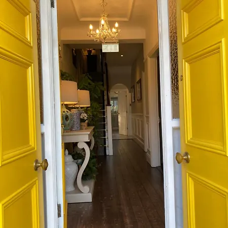 לינה וארוחת בוקר Avoca House